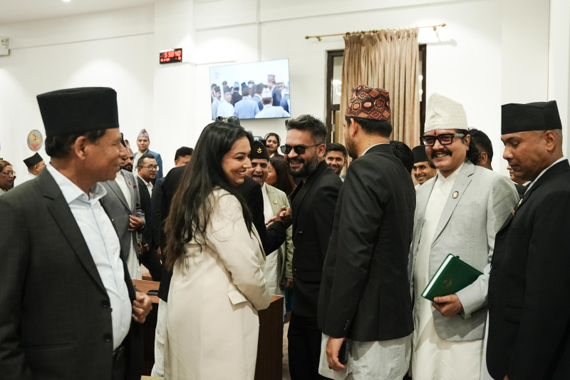 जब प्रतिपक्षदलकै सांसदहरुसंग हात मिलाएर संसद् हलबाट बाहिरिए प्रधानमन्त्री शाह(तस्बिरहरु)