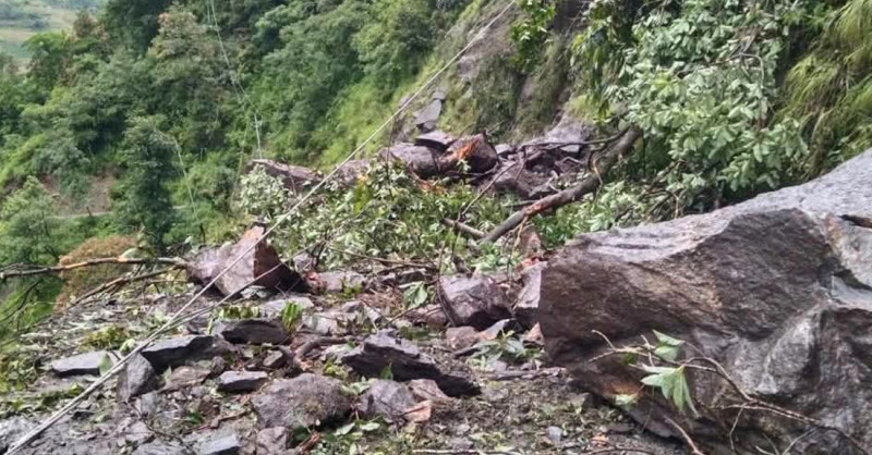 वर्षाका कारण देशभरका ८ राजमार्ग अवरुद्ध