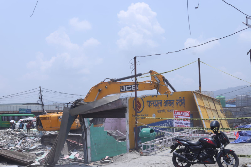 पोखरा बसपार्कभित्र अनधिकृत रूपमा बनाइएका ३२० सटर हटाइयो