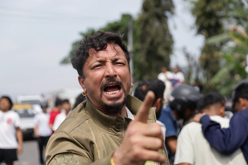 फेवाताल छेउछाउका अवैध टहरामा डोजर चल्यो, स्थानीयद्वारा विरोध (तस्बिरहरु)