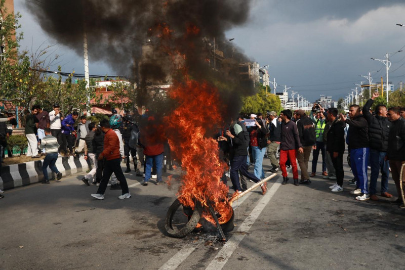सिंहदरबार प्रवेश गर्न खोज्ने एमालेका ७ प्रदर्शनकारी पक्राउ, केही घाइते