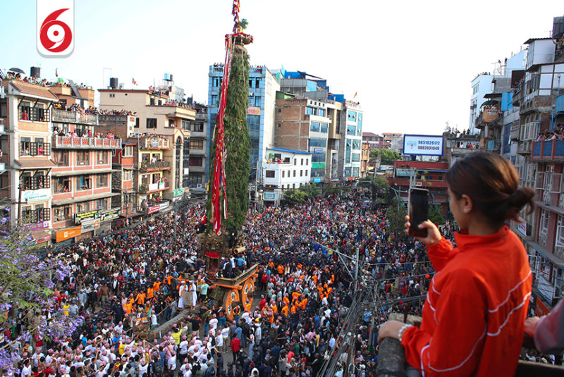 तस्विरमा रातो मच्छिन्द्रनाथको रथ यात्रा