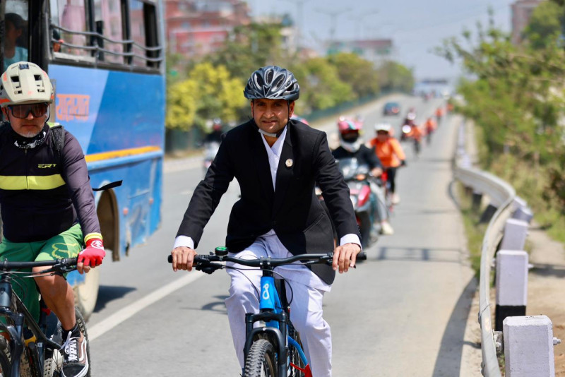 साइकल चढेर रास्वपा सांसद गजुरेल संसद बैठकमा भाग लिन पुगेपछि...