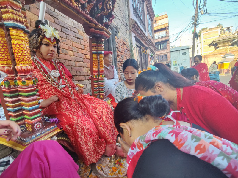 तलेजुमा कुमारीको हातबाट सर्वसाधारणले लगाए टीका, भवानीलाई देवगृहमा भित्र्याइयो
