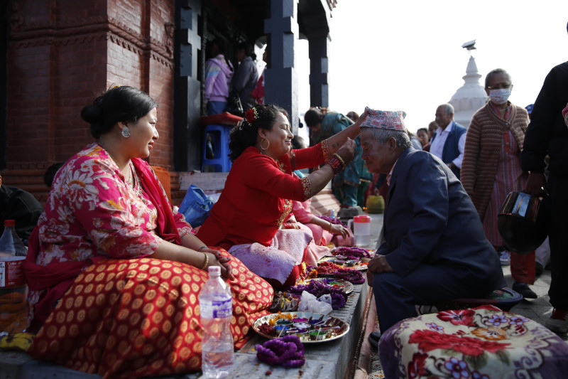 दिदीबहिनीहरु नहुने दाजुभाइले रानीपोखरीस्थित बाल गोपालेश्वर मन्दिरमा गएर गरे टीका ग्रहण गर्दै (तस्विरहरू)