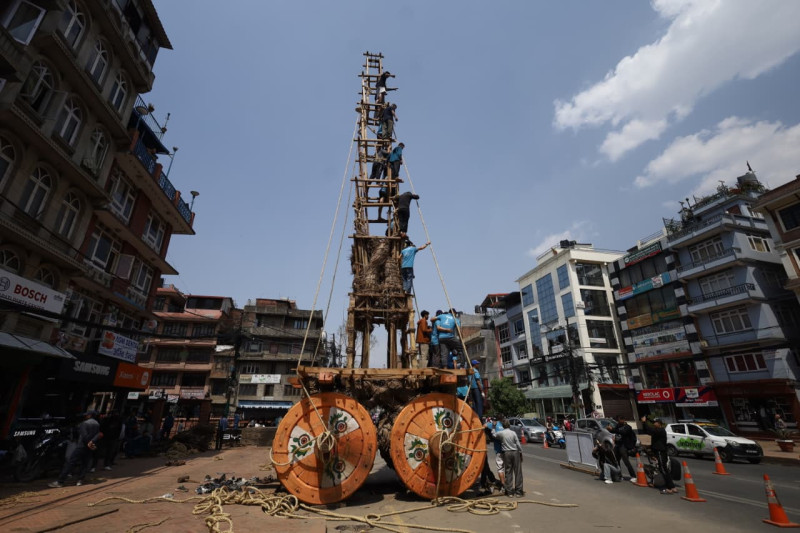 रातो मच्छिन्द्रनाथको रथ धमाधम बनाइँदै(तस्बिरहरु)