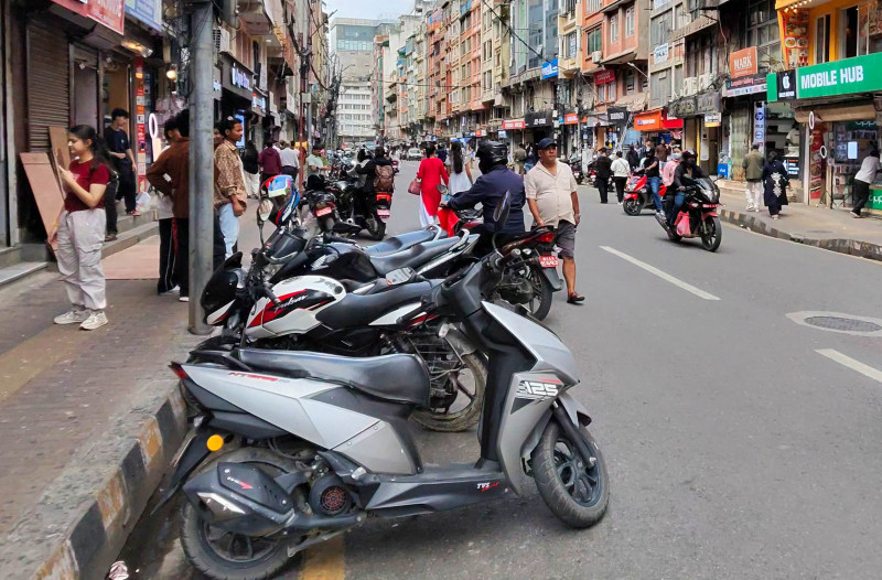गणेश नेपाली घटनापछि सडकबाट हराए नगर प्रहरी,  फेरि बढ्यो अव्यवस्थित पार्किङ  (तस्बिरहरू)