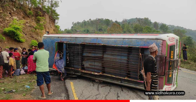 ब्रेक फेल भएर स्कुल बस दुर्घटना हुँदा २० जना घाइते
