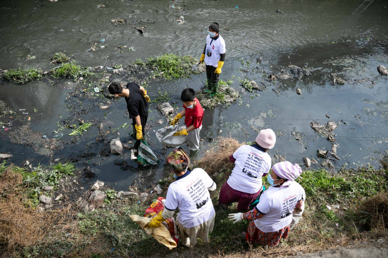 धरानदेखि काठमाडौँ प्रवेश गर्यो हर्क साम्पाङको श्रमदान अभियान, ‘श्रम सेना’ले गरे धोबीखोला सरसफाइ (तस्बिरहरु)