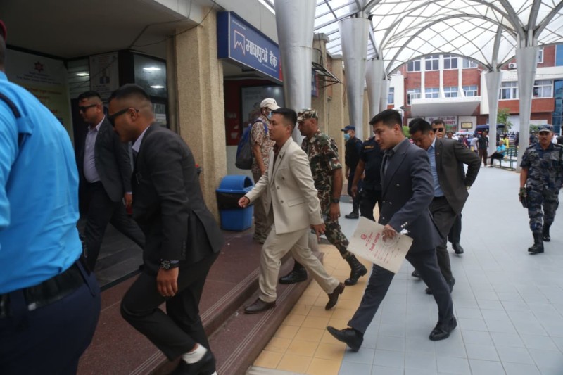 रवीन्द्रको परिवारलाई भेट्न टिचिङ पुगे गृहमन्त्री (तस्बिर)