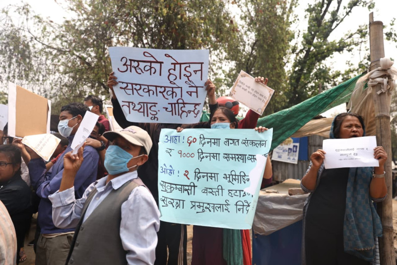 थापाथलीको सुकुम्बासी बस्तीमा सरकारविरुद्ध प्रदर्शन