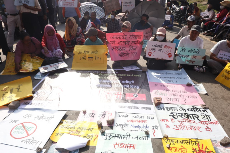 ‘३० दिन भयो, अझै घर छैन’ भन्दै सुकुमबासीको प्रदर्शन(तस्बिरहरु)