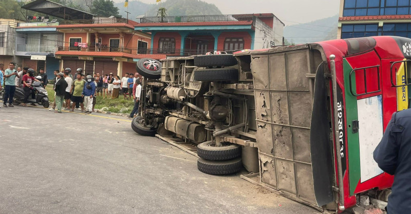 तनहुँ बस दुर्घटनाः २ जनाको मृत्यु, ९ जना गम्भीर घाइते