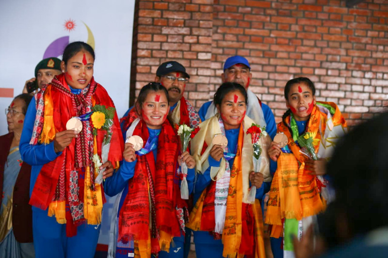 स्वदेश फर्कियो कास्य विजेता महिला कबड्डी टोली ( तस्बिर)