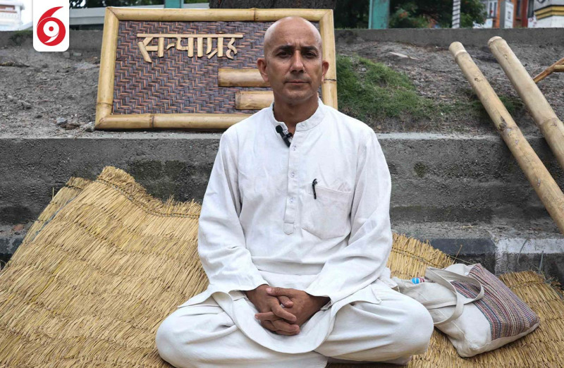 स्थानीय कच्चा पदार्थ प्रयोगको माग गर्दै खोटाङका मेयरले माइतीघरमा बाँस बोकेर सुरु गरे सत्याग्रह