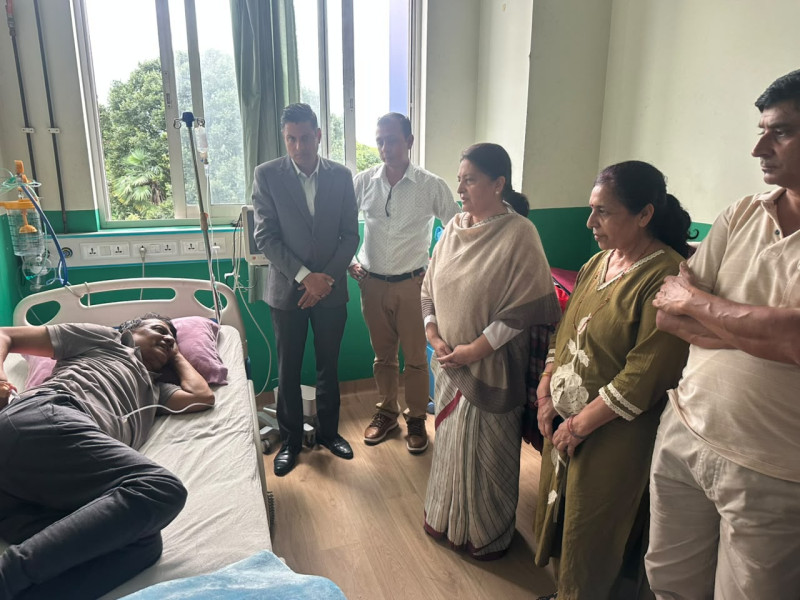 ओलीको ‘हप्कीदप्की’पछि गुण्डुमै ढलेका जेएनलाई भेट्न वीर अस्पताल पुगिन् पूर्वराष्ट्रपति भण्डारी