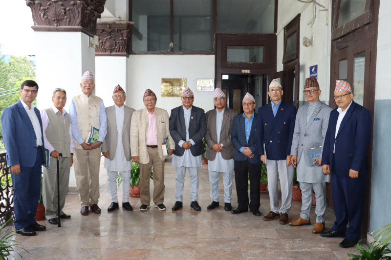 निर्वाचन सुधारका विषयमा पूर्व आयुक्तसँग आयोगले गर्‍यो छलफल