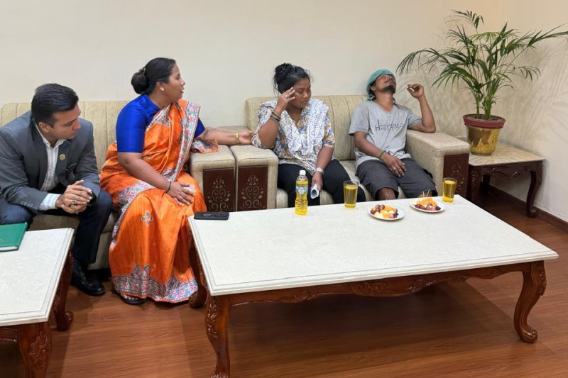 गृहमन्त्री सुधन गुरुङ र गरिमा चौधरीका आमाबाबुबीच  एक घण्टादेखि छलफल