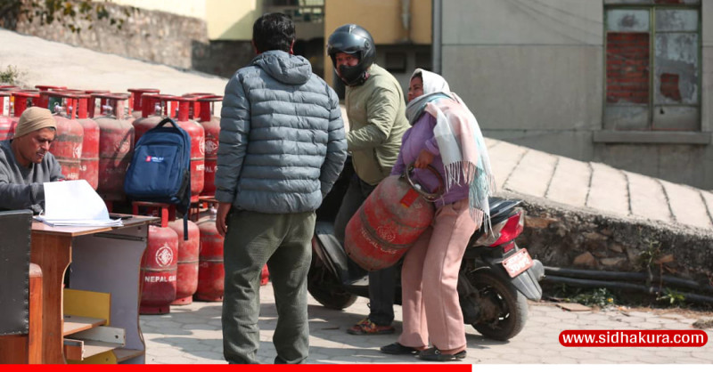 बजारमा ग्यास अभावको गुनासो बढेपछि निगमद्वारा कार्यालयबाटै बिक्री वितरण(तस्बिरहरु)