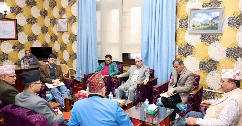 निर्वाचनको तयारीबारे गृहमन्त्री र आयोग पदाधिकारीबीच छलफल