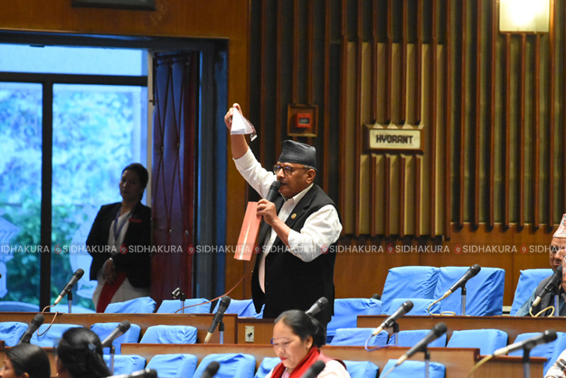 नेकपा एसका सांसद थापाले संसदमै च्याते बजेट पुस्तिका (तस्विरहरु)