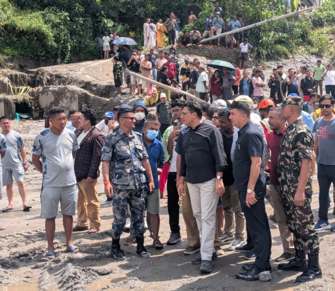 बाढी प्रभावित क्षेत्र पुगेर अर्थमन्त्रीको ढाडस, 'ढुक्क हुनुहोस्, स्रोतको अभाव हुन दिनेछैनौँ'