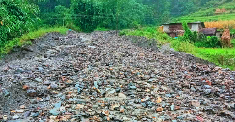 बाढीले मध्यपहाडी लोकमार्गको बुर्तिबाङ–पूर्वी रुकुम खण्ड अवरुद्ध