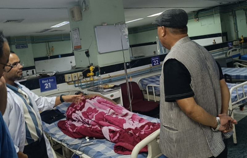 भोटेकोशी  बाढीका घाइते भेट्दै आङ्देम्बेले भने– उपचारमा कुनै कमी नहोस्