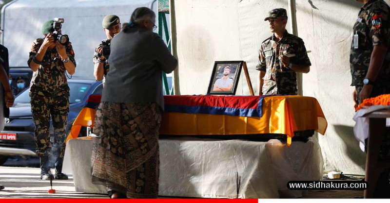 विपिन जोशीको पार्थिवले शरीरमा प्रधानमन्त्री श्रद्धान्जली अर्पण गर्दै(तस्बिरहरु)
