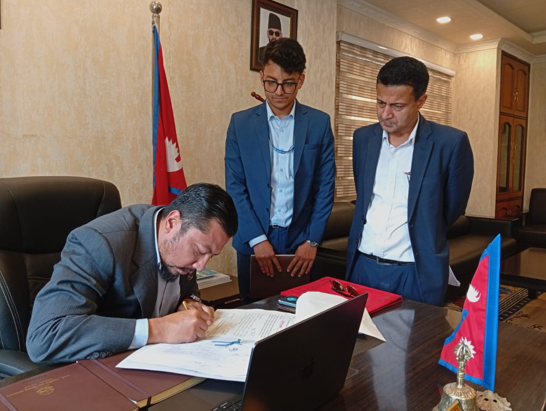 ऊर्जा तथा जलस्रोत क्षेत्रको समग्र सुधारका लागि उर्जा मन्त्री श्रेष्ठद्वारा ३२ बुँदे निर्देशन जारी