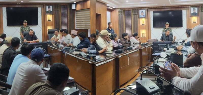 टनेलमा फसेकाहरुको परिवारलाई ऊर्जामन्त्री श्रेष्ठले भने: आजै साँझसम्म टनेलभित्र जानसक्ने प्रयास छ