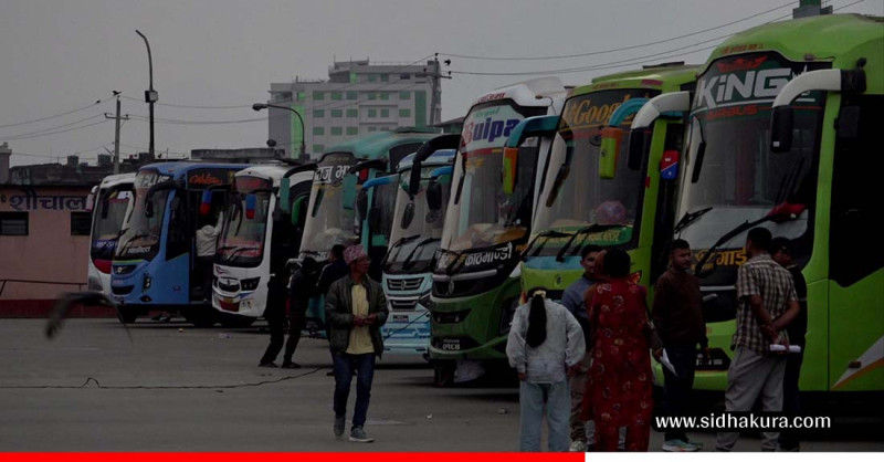 निर्वाचनका लागि उपत्यकाबाट बाहिरिँदै मतदाता