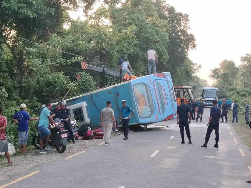 काठमाडौंबाट दाङ जाँदै गरेको बस कपिलवस्तुमा दुर्घटना