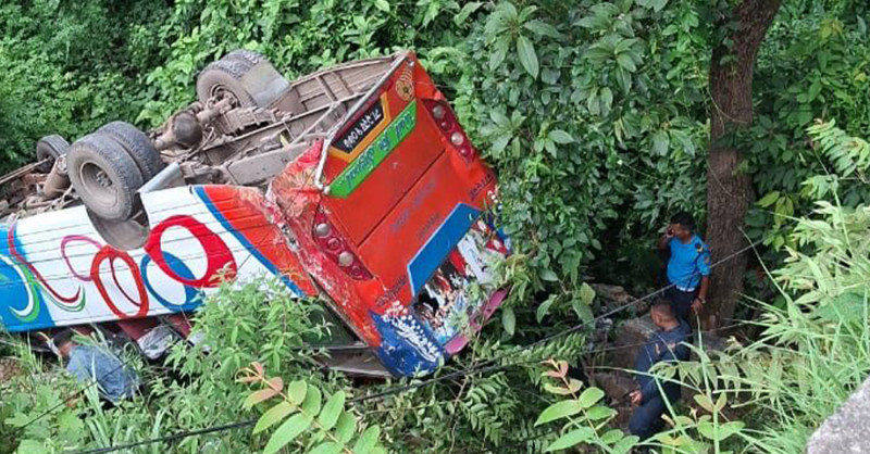 तनहुँको ऐना पहरामा बस दुर्घटनाः ७ जना घाइते, २ को अवस्था गम्भीर