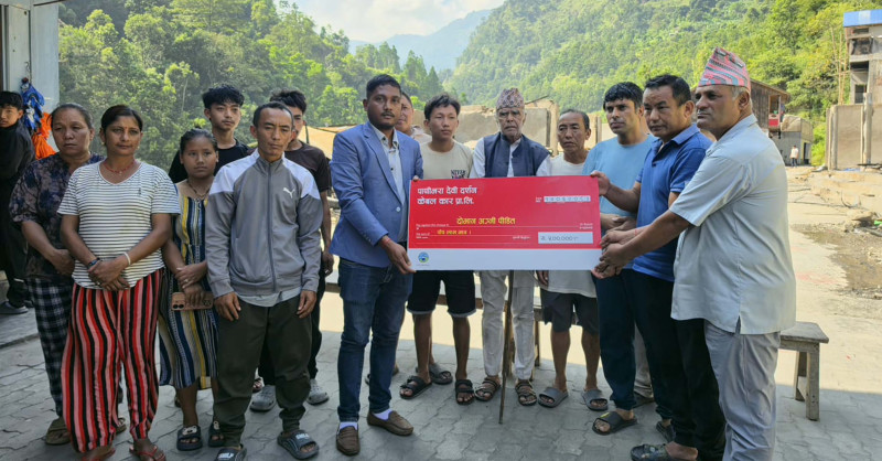 ताप्लेजुङ दोभानका आगलागी पीडितलाई पाथीभरा देवी दर्शन केबलकारको ५ लाख सहयोग