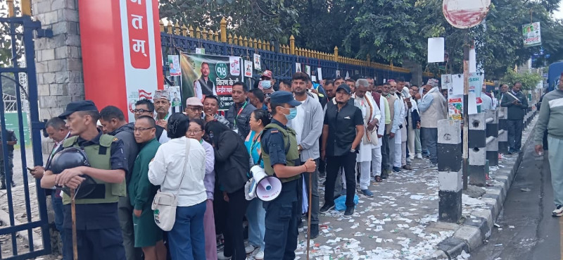 कांग्रेस महाधिवेशन : नेतृत्व चुन्न मतदान सुरु हुँदै, बिहानैदेखि मतदाता लाइनमा