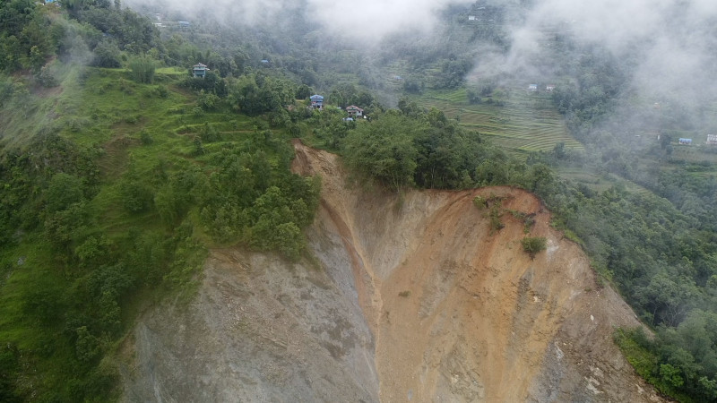 ओखलढुङ्गामा दुई दशकदेखि निरन्तर झरिरहेको पहिरो