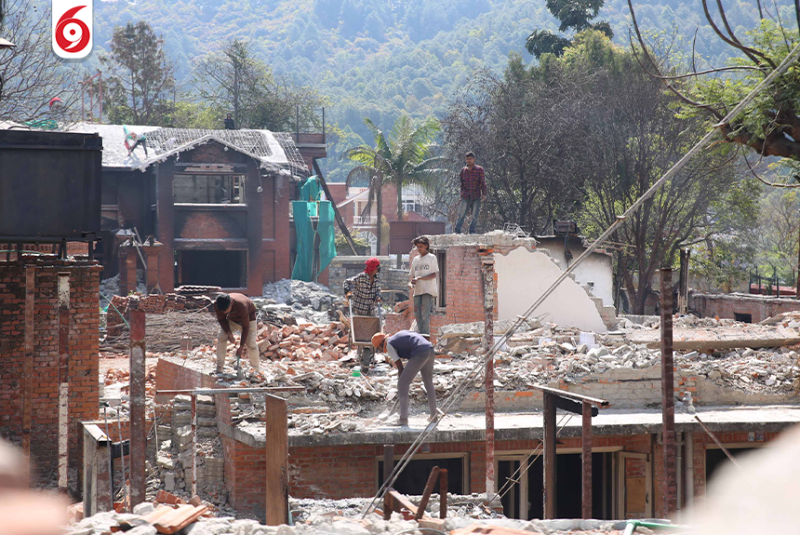 आगजनीबाट क्षतिग्रस्त बूढानीलकण्ठस्थित देउवा निवास भत्काउन सुरु(तस्बिरहरु)