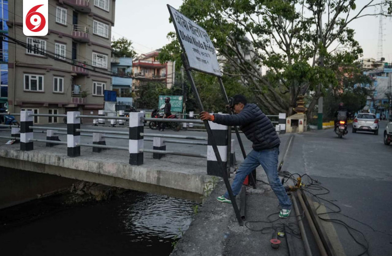 बारम्बार दुर्घटना भएपछि धोबीखोला करिडोरमा स्थानीयले लगाए बार