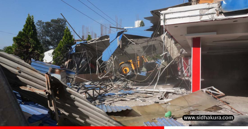 कांग्रेस नेता खड्काले स्काउटको जग्गामा बनाएको संरचना महानगरले भत्कायो(तस्बिरहरु)