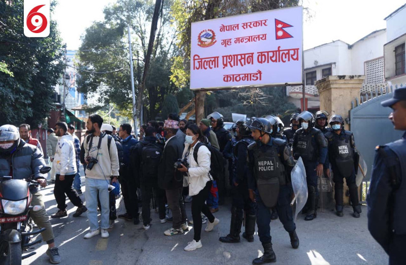 जिल्ला प्रशासन कार्यालय अगाडि आन्दोलनमा उत्रिएका दुर्गा प्रसाँईका समर्थक(तस्बिरहरु)