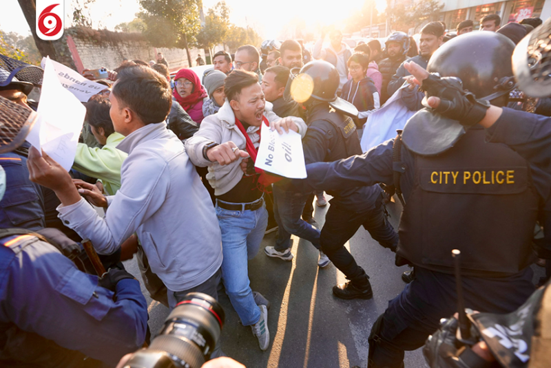 अमेरिकी सैन्य हस्तक्षेप विरुद्ध दूतावास नजीकै विद्यार्थी संगठनको प्रदर्शन(तस्बिरहरु)