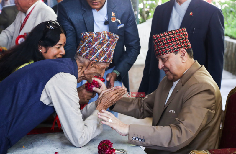 जन्मदिनमा शुभकामना दिन पुगेका सर्वसाधारण भेट्दै पूर्वराजा ज्ञानेन्द्र (तस्बिरहरु)