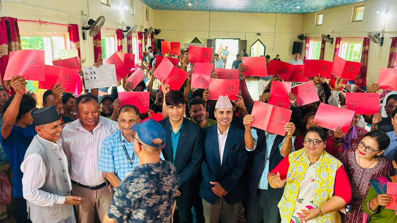 चितवनको इच्छाकामनामा लालपुर्जा वितरण, ३४ परिवारले पाए जग्गाधनी पुर्जा