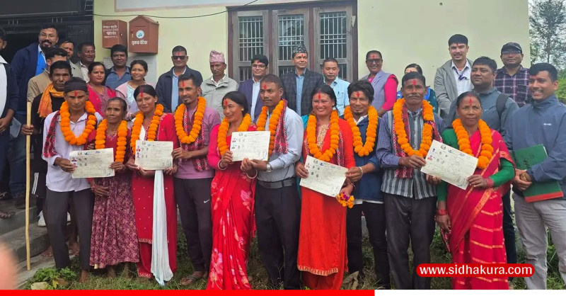 दाङका ८ भूमिहिन परिवारले पाए लालपुर्जा