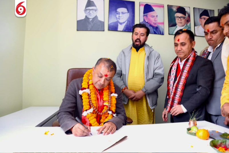 काँग्रेस सभापतिमा चुनिएको ८ दिनपछि थापाले पदभार ग्रहण गरेका छन्(तस्बिरहरु)