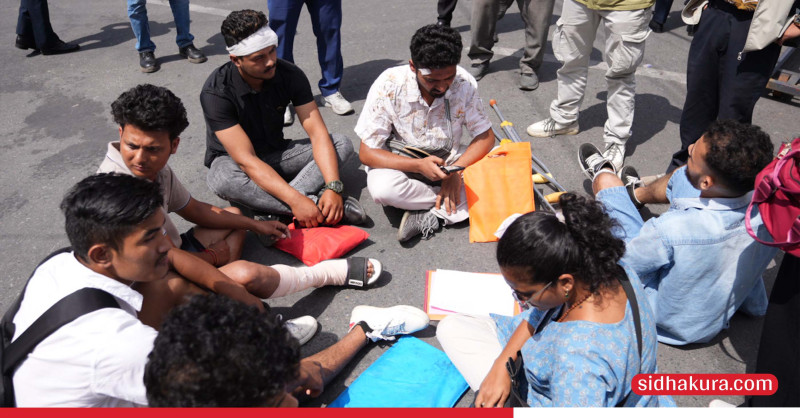 जेन्जी आन्दोलनमा घाइतेहरूको सिंहदरबार गेटमा धर्ना(तस्बिरहरु)