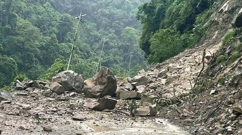वर्षाका कारण देशभरका सात राजमार्ग अवरुद्ध, १३ राजमार्ग एकतर्फी सञ्चालनमा