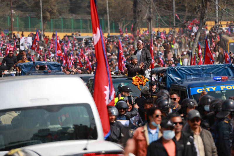 ज्ञानेन्द्र शाहलाई समर्थकहरुले त्रिभुवन बिमानस्थलमा यसरी गरे स्वागत (तस्बिरहरु)