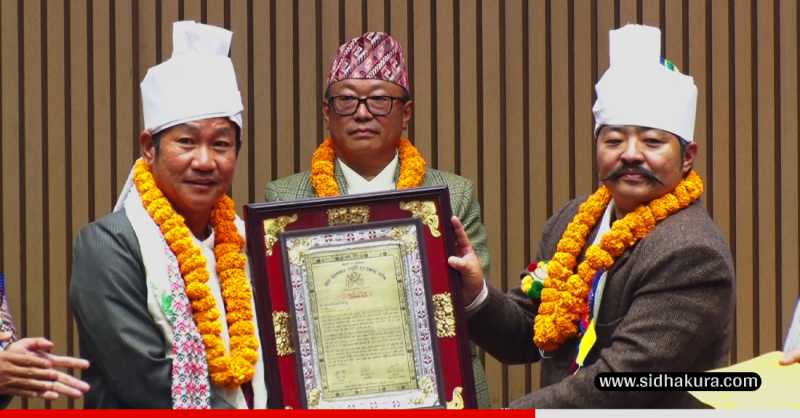 धरानका मेयर हर्क राई नगदसहित सम्मानित